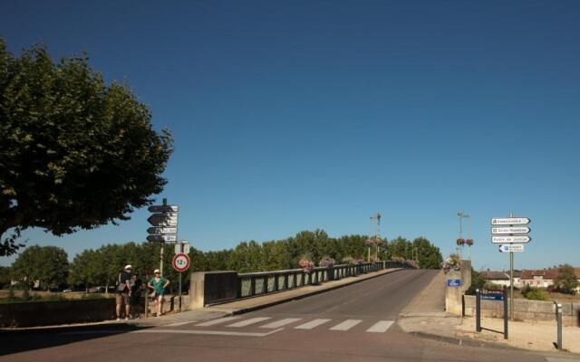 Spacieux Appartement, A-Mi-Chemin, Au Coeur de Tournus