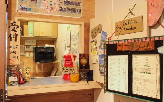 Cocoroom Guesthouse Cafe and Garden - Hostel