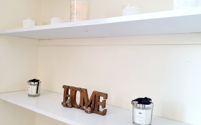 Bright Airy Home With Free Parking