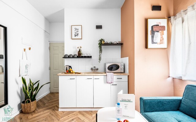 Bright & Sunny apartment by the sea