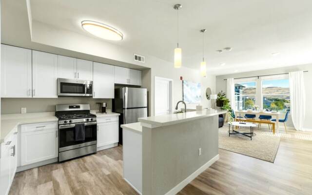 Chic Apt w Jacuzzi Pool BBQ Mountain Views