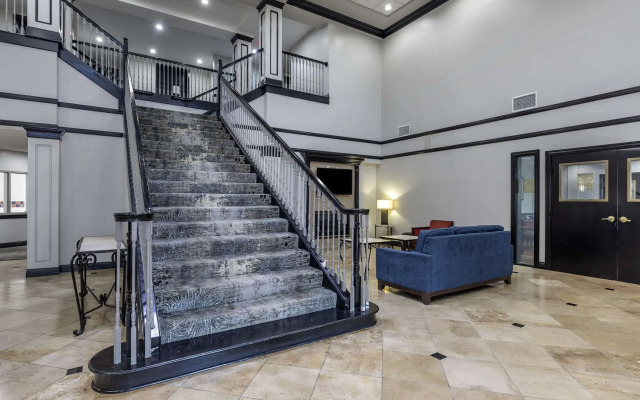 Quality Inn & Suites I-35 E / Walnut Hill
