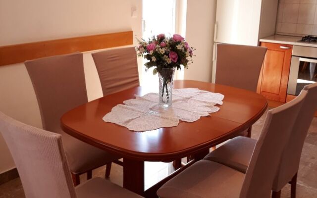 Apartment Zdravko - with parking : A1 Omis, Riviera Omis