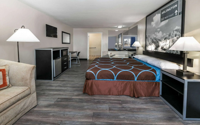 Super 8 by Wyndham Arlington Near AT&T Stadium