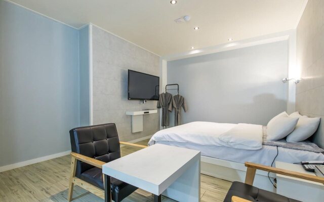 C&B Hotel