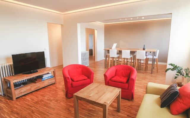 Downtown apartment by the lake