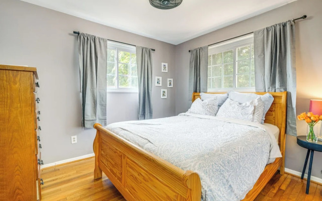 Pet-friendly Arlington Townhome w/ Furnished Patio