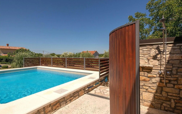 Stunning Home in Sarici With Wifi and 2 Bedrooms