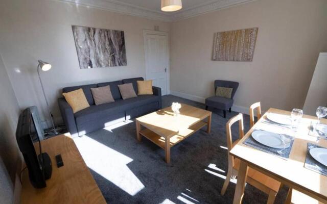 ☆ Bright, 2 Bedroom West End Apartment ☆