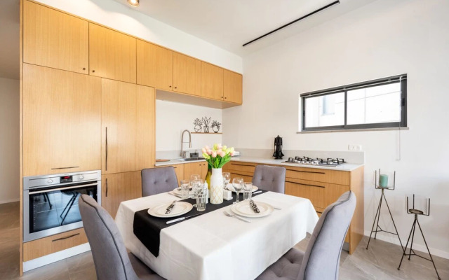 Stylish Apartment with Cozy Vibes by Sea N Rent