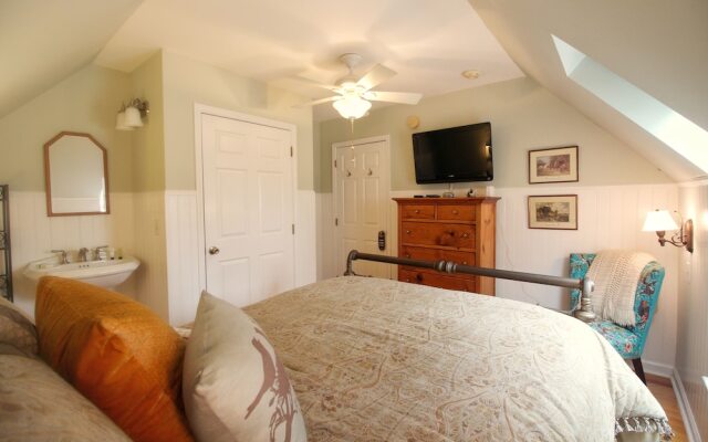 Tudor Oaks Inn