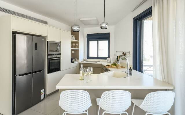 Stylish 3-BR Apt w Balcony and Parking
