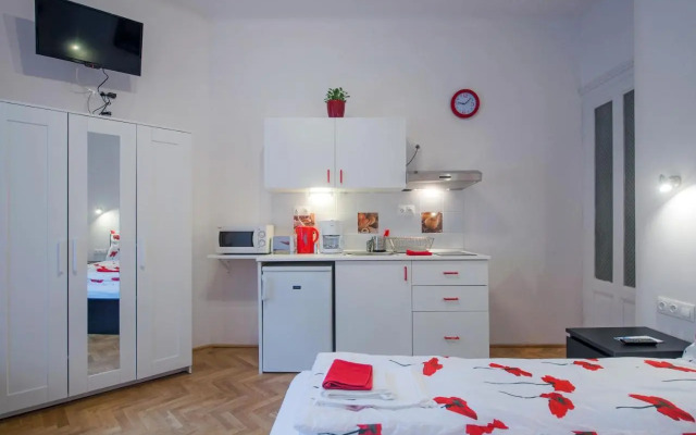 PARKING, AC, WIFI FLAT NEXT TO ANDRASSY Ave