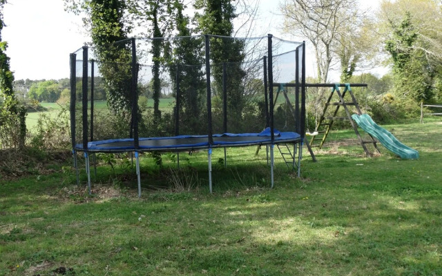 Une roulotte et des chevaux