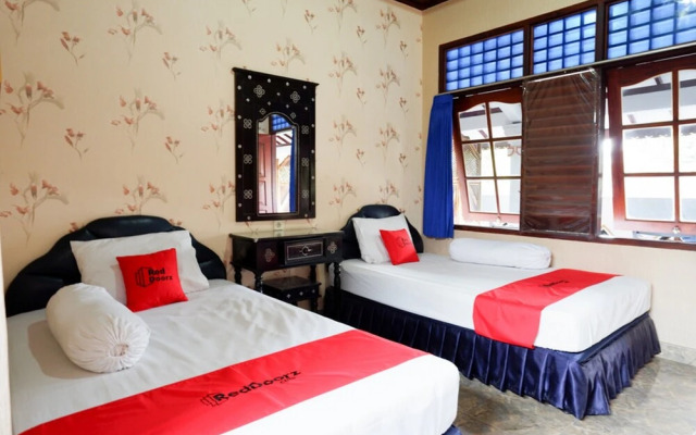 RedDoorz near Mayura Park Lombok 2