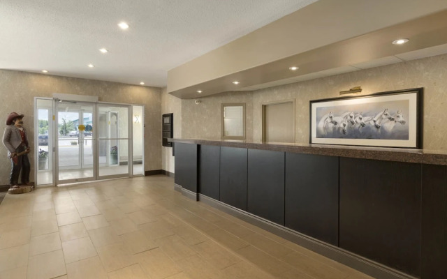 Days Inn & Suites by Wyndham Brandon