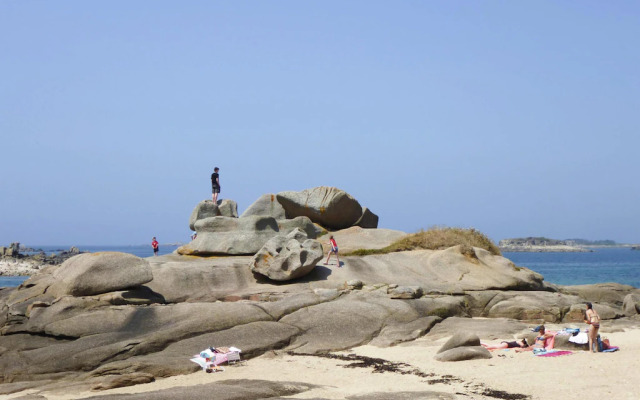 Charming Holiday Home Near the Beach, Locquemeau