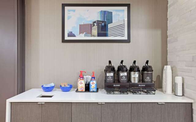 La Quinta Inn & Suites by Wyndham Pasadena North