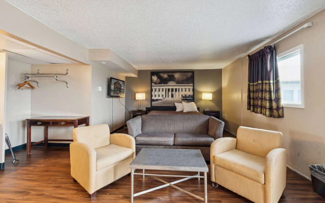 Super 8 by Wyndham Millbury/Toledo
