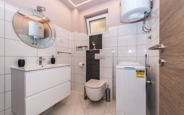 Good Life, Luxury Seafront Apartment