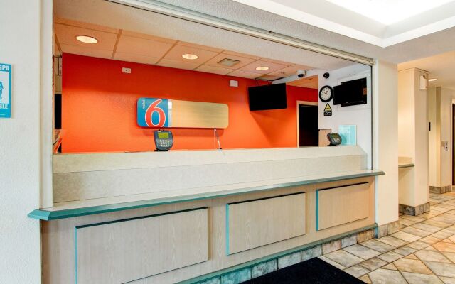 Super 8 by Wyndham Aurora East