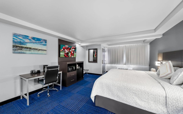 Admiralty Inn & Suites - a Red Collection Hotel