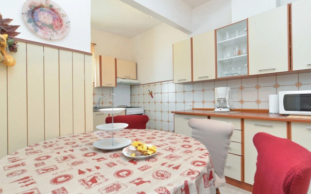 Apartment 725