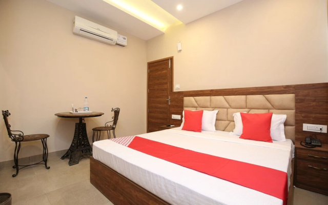 OYO 27743 Hotel Platina