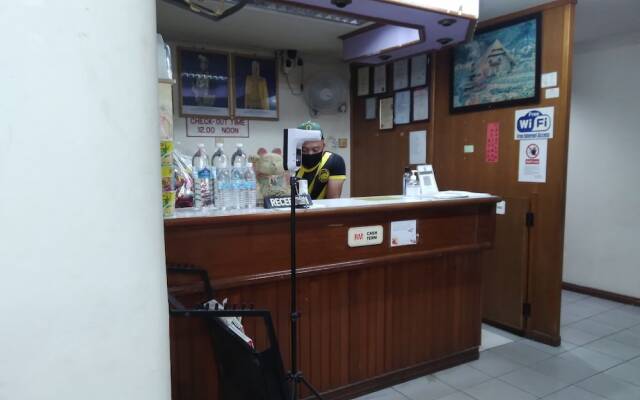 OYO 90376 Centre Point Hotel