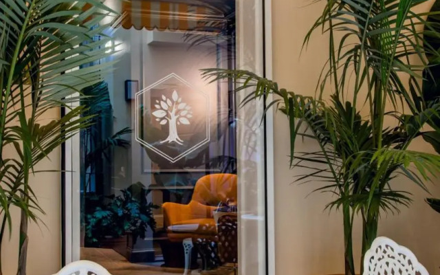 Tree Charme Parliament Suites