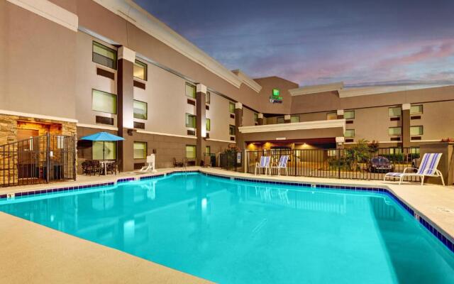 Holiday Inn Express W-I40/Whitebridge Road, an IHG Hotel