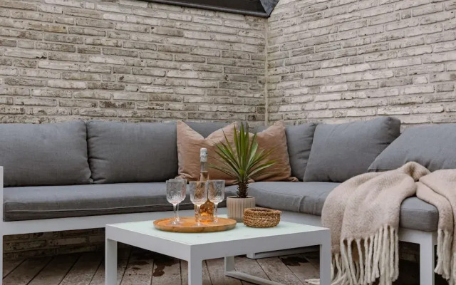 Spacious Top-flour Apartment With Private Parking