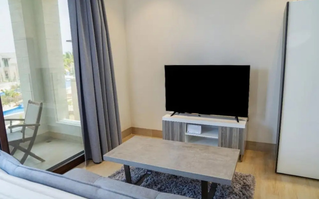 Chic Pool-view Studio With Balcony