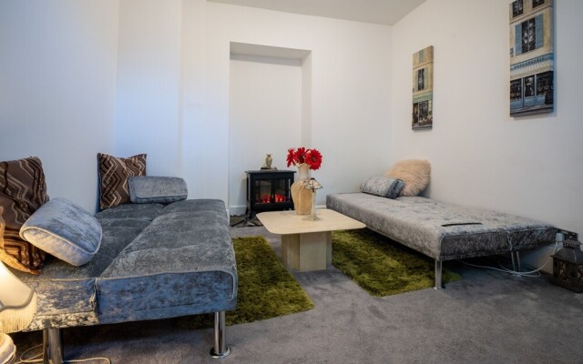 The Mews, With Free Private Parking, Windermere