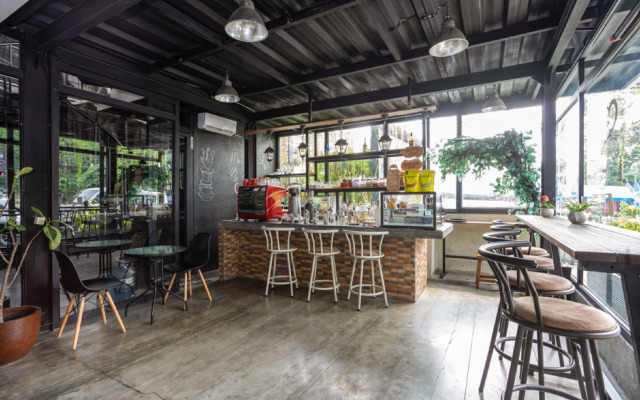 RedDoorz near Botani Square Mall