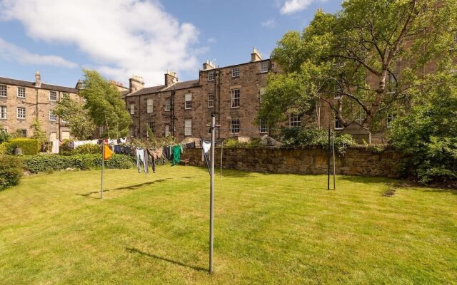 Refined Ground-floor Apt Near Stockbridge Market