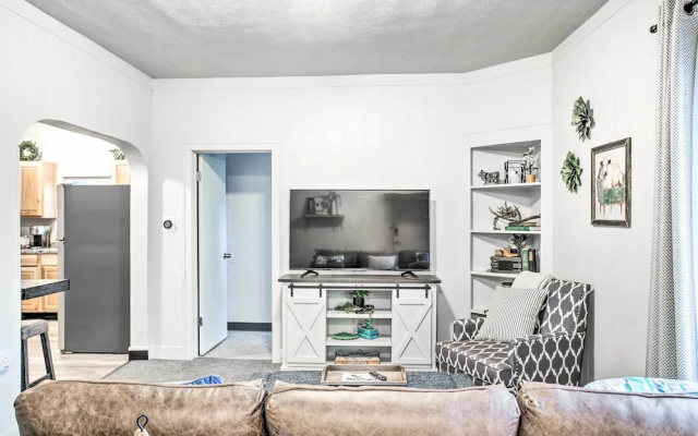 High-end & Homey Family Abode: Walk Downtown!