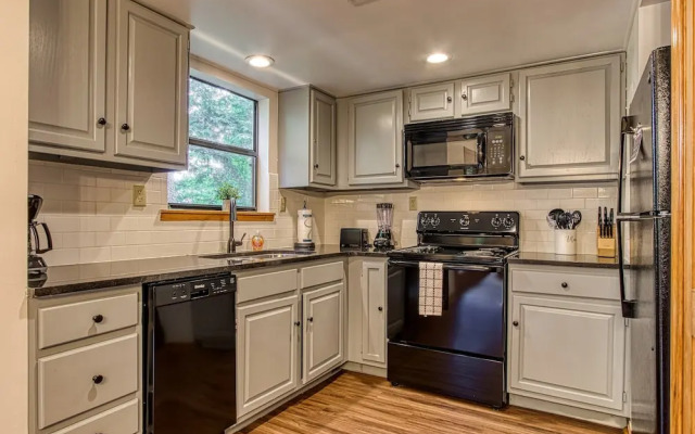 Pinecrest Townhomes-1K-2Q Unit-Renovated