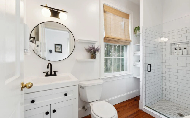 Tranquility with Garden & Heated Pool near King Street