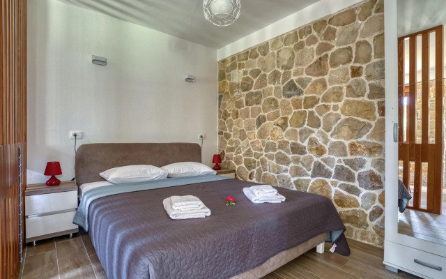 Stonehouse in Olives