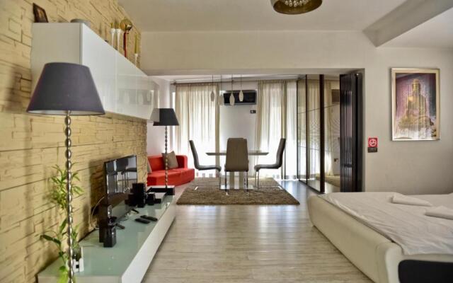Eric Apartment 100