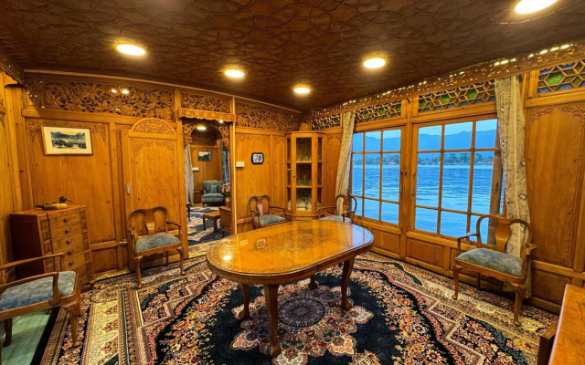 Peacock Houseboats