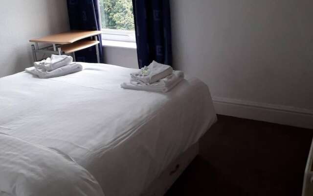 Grand 4-bed Quasi Semi House in Manchester