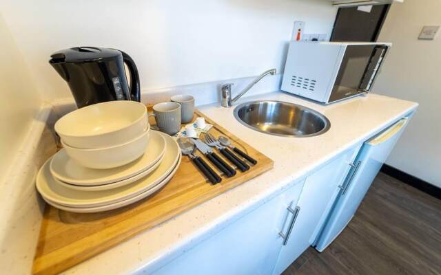 Cosy top Floor Studio Available Near the City!