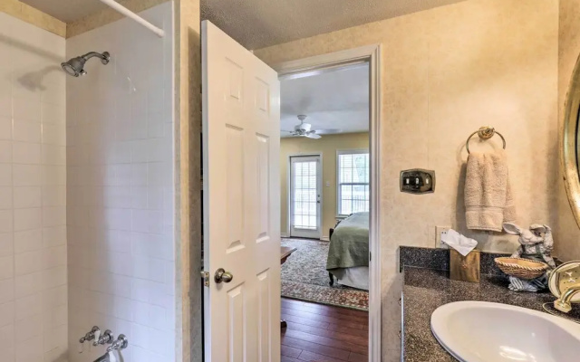 Studio in College Station w/ Expansive Deck!
