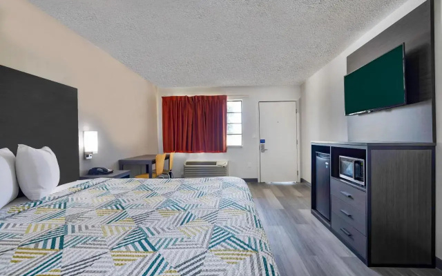 Econo Lodge Inn & Suites