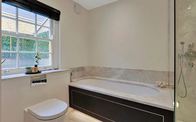 Luxe Home With Cinema Room - South Kensington