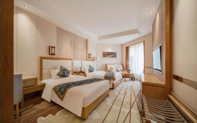 Huafeng Peacock Lake Hotel & Resort