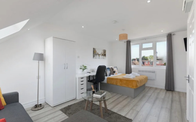 Harrow Haven Retreat - Modern City Apartment
