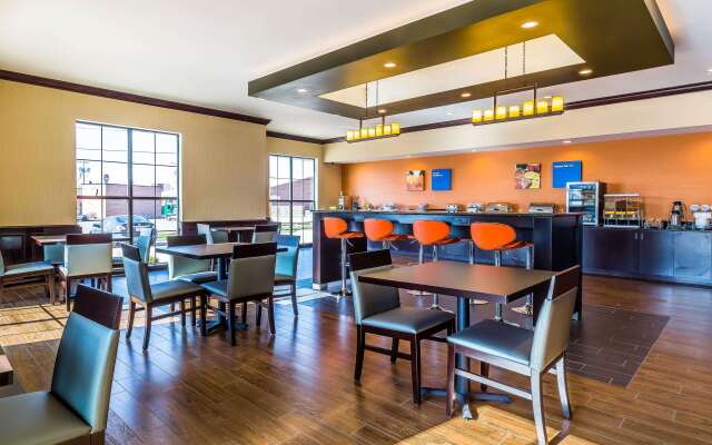 Comfort Inn & Suites Moore - Oklahoma City